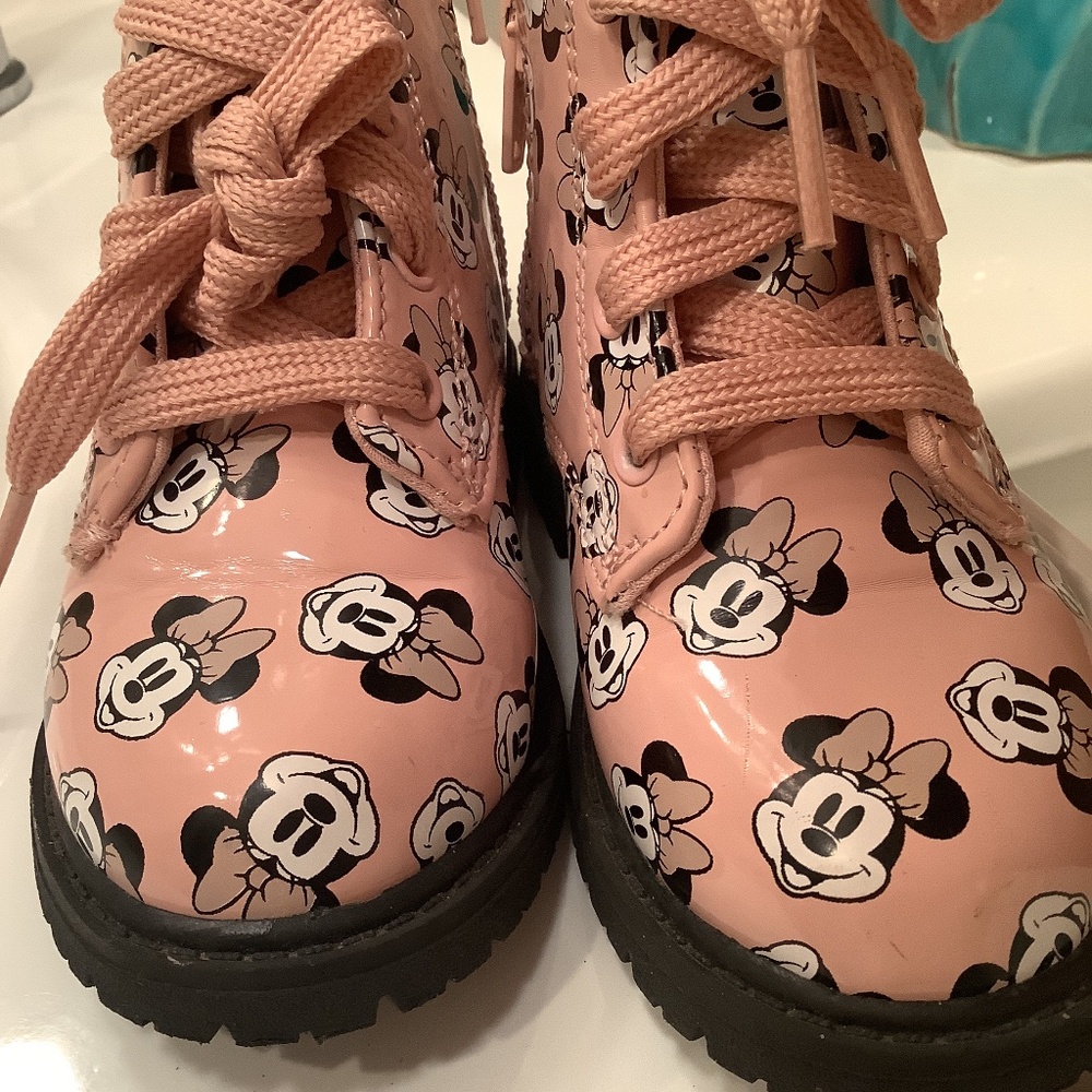 Minnie Mouse toddler boots